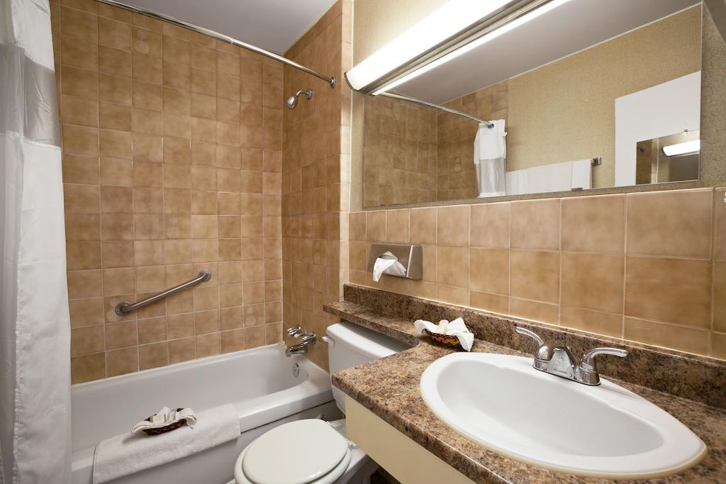 Howard Johnson By Wyndham Cornwall Phòng bức ảnh