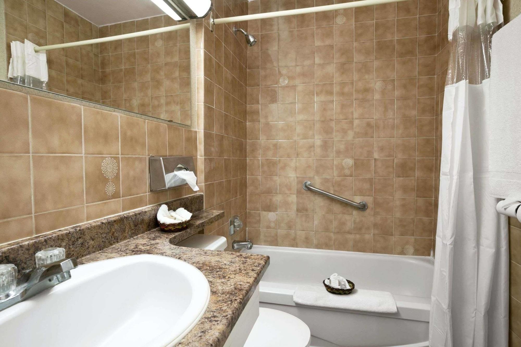 Howard Johnson By Wyndham Cornwall Ngoại thất bức ảnh
