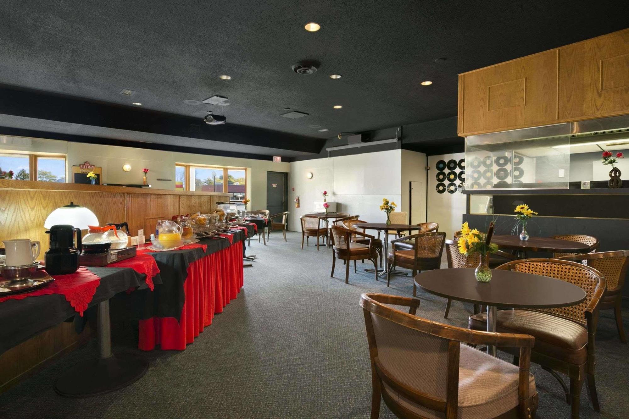 Howard Johnson By Wyndham Cornwall Ngoại thất bức ảnh